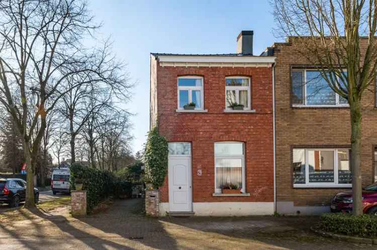 Huis te koop in Brasschaat met zonnige tuin en hobbykamer