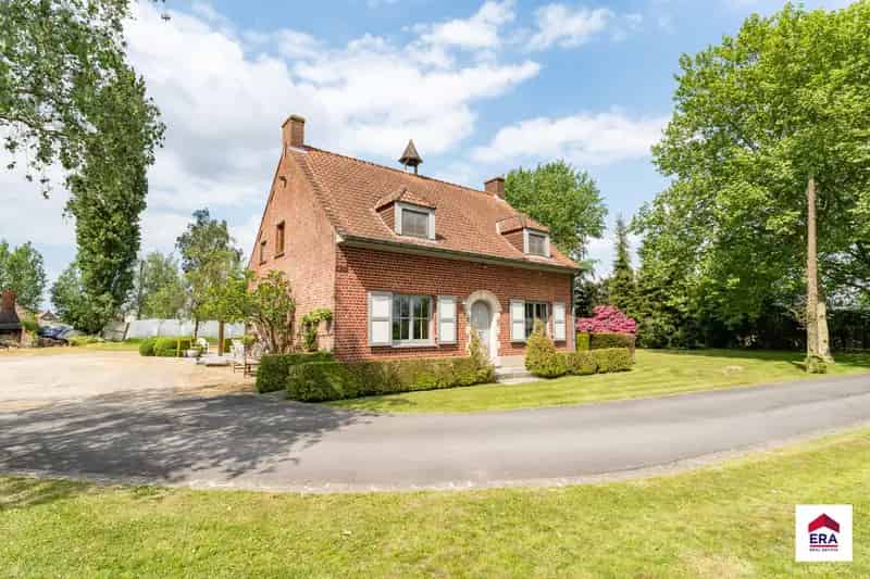 Huis te koop Meulebeke: Landelijke hoeve met bijgebouwen