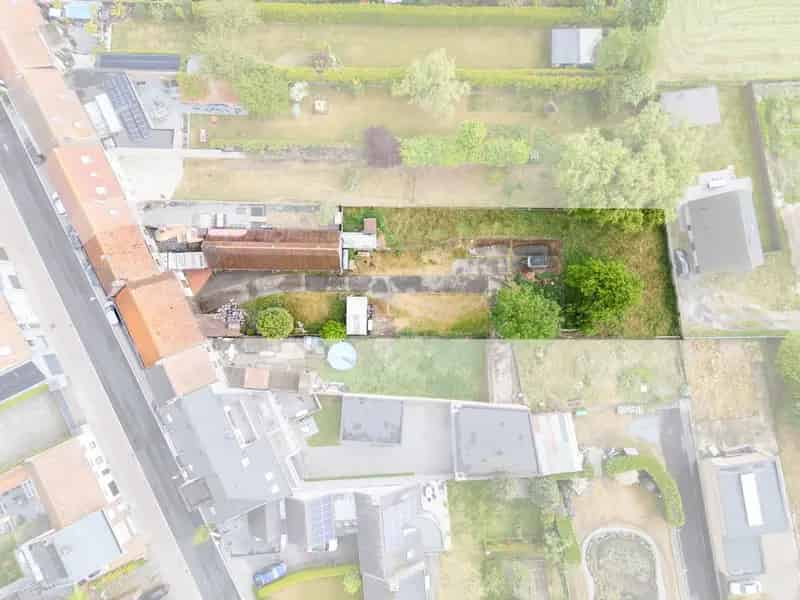 Te renoveren woning met bijgebouwen op perceel van 1697 m²