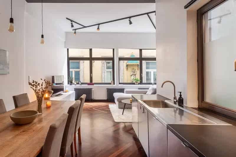 Appartement te huur: Instapklare loft met moderne keuken en ensuite badkamer