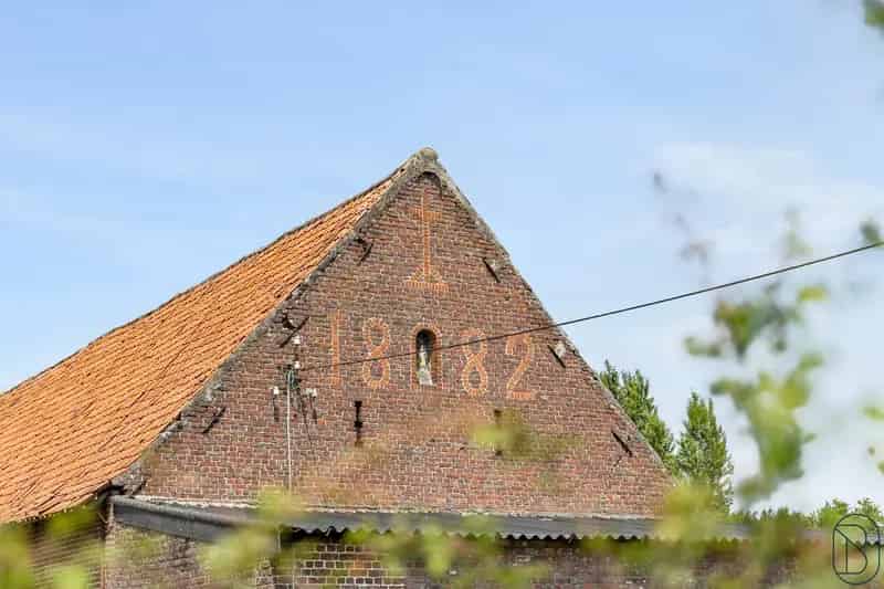 Charmante Vierkantshoeve te Huur met Bijgebouwen