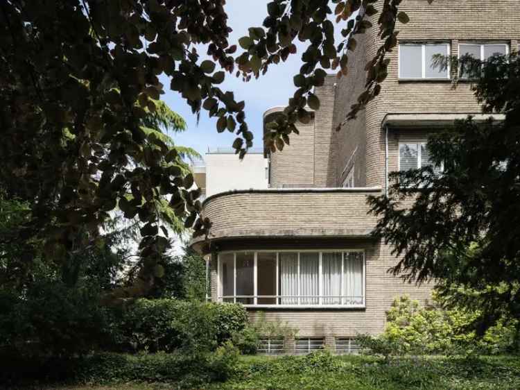 Omgeving Sint-Pieters statoin - Imposante half vrijstaande villa met parktuin, in nieuwe zakelijkheid naar een ontwerp van architect Geo Bontinck (1935).