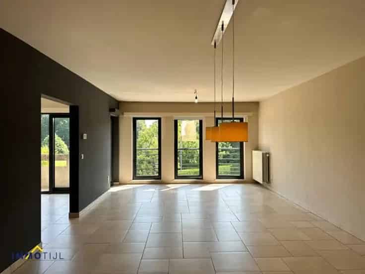 Ruim 2-slaapkamer appartement te Aalst met terras garage en kelder