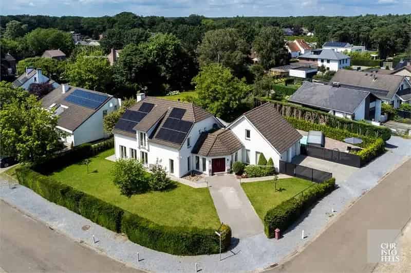 Villa te koop Lanaken 4 slaapkamers 3 badkamers zwembad