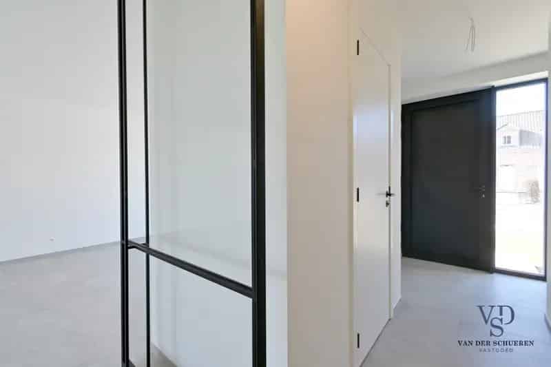 Halfopen Bebouwing met Buitenberging en Carport