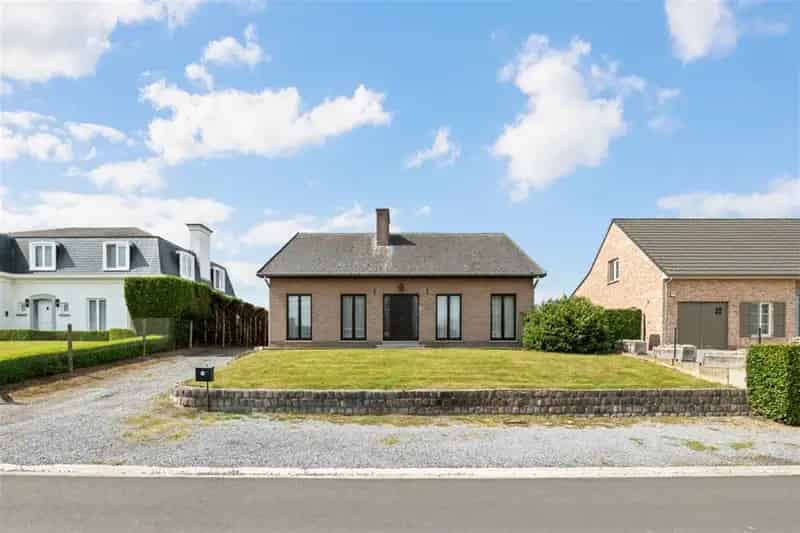 Huis te koop Brustem: Op te frissen woning met 3 slaapkamers en tuin