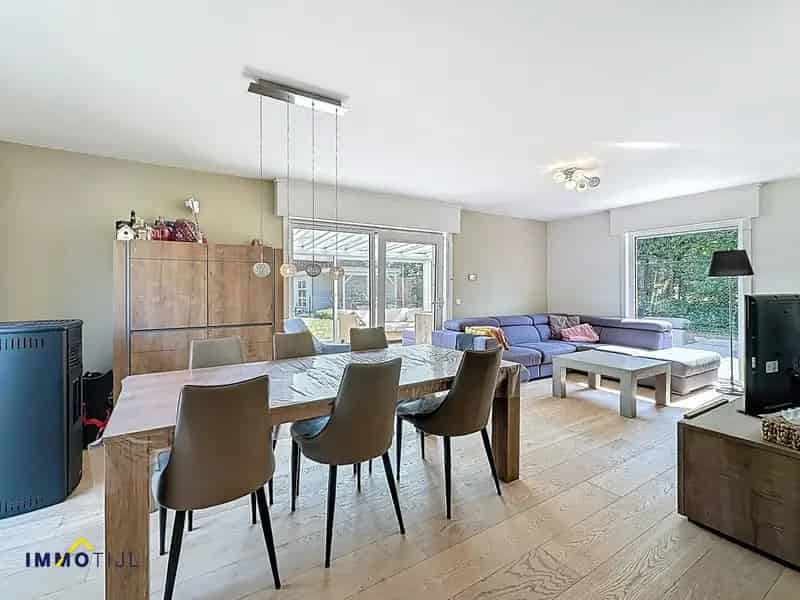 Vrijstaande woning met garage en tuin te koop