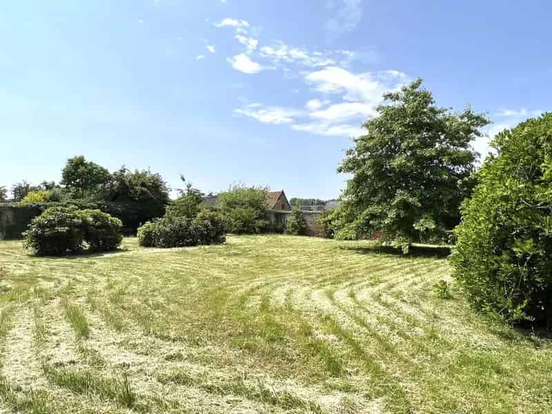 Herenhuis te koop met tuin en veel potentieel