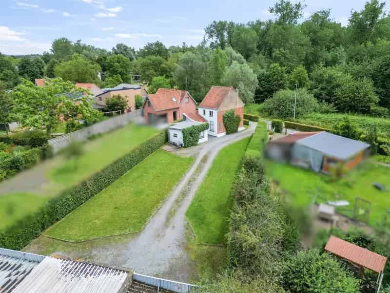 Op te knappen open bebouwing op 890m²