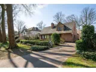 Huis te koop Brasschaat - Ruime villa met tuin en garage