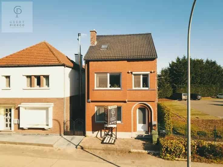 Gezinswoning te Landen nabij station en winkels