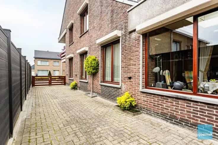 Huis Te Koop Zele Centrum: Ruime HOB met Sauna en Garage