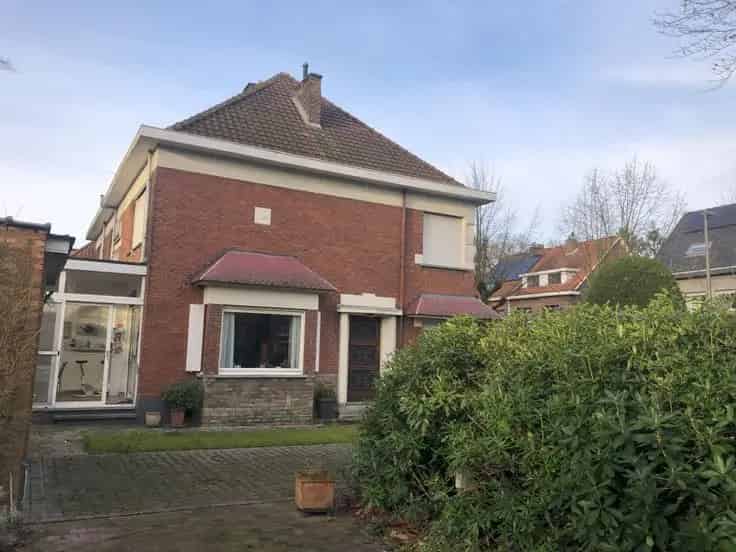 Huis Te Koop Ekeren: Halfopen Bewoning met Garage en Tuin