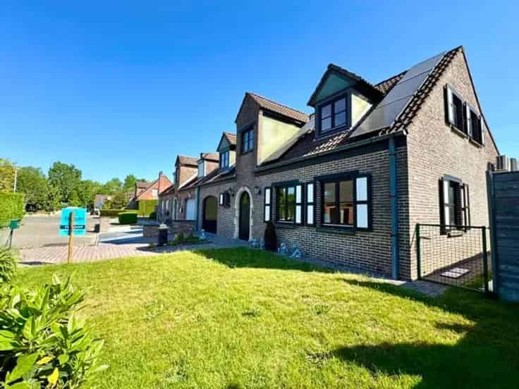 Huis Te Koop: Charmante HOB met Tuin en Tuinhuis