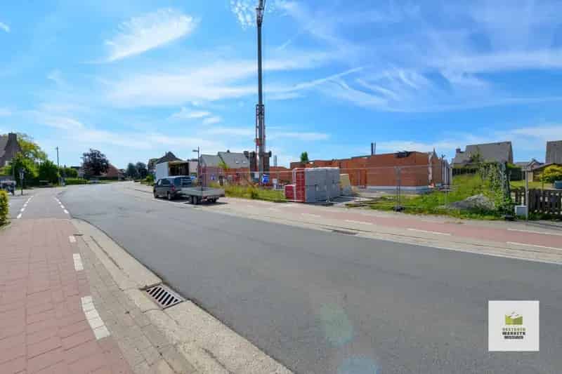 Tijdloze halfopen nieuwbouwwoning met 3 slaapkamers + gelijkvloerse slaapkamer op 428 m2