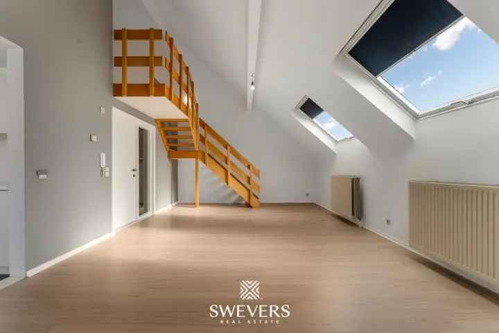 Lichtrijk en ruim duplex appartement (137 m²) met 3 slaapkamers op gunstige locatie in Beringen.