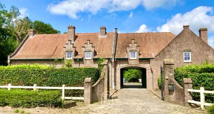 Authentieke Hoeve te Huur met Zwembad en Bijgebouwen