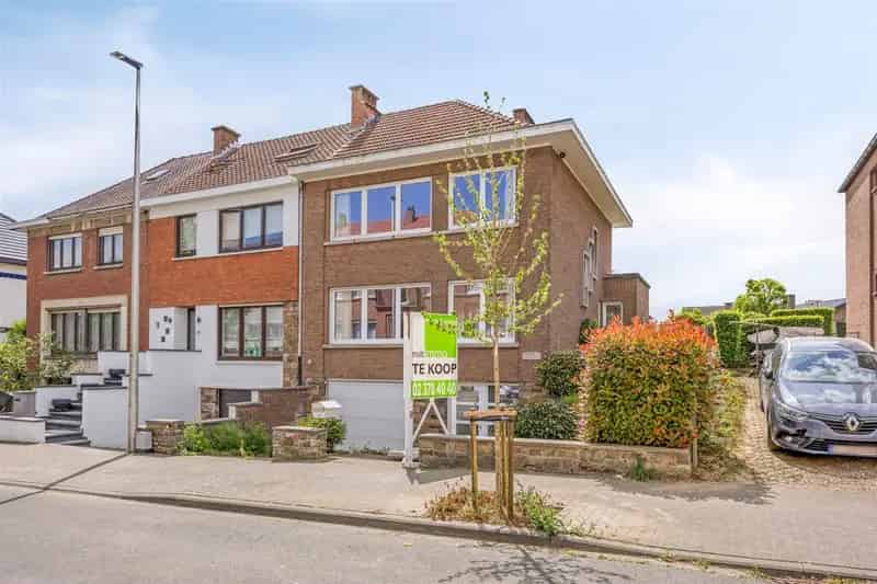 Ruime 3-gevelwoning met garage te koop