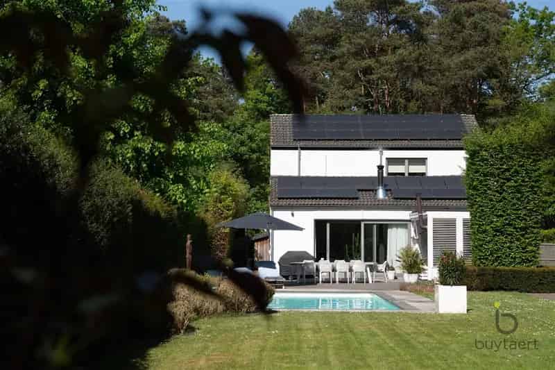 Huis te huur Schilde: Ruime villa met zwembad en tuin