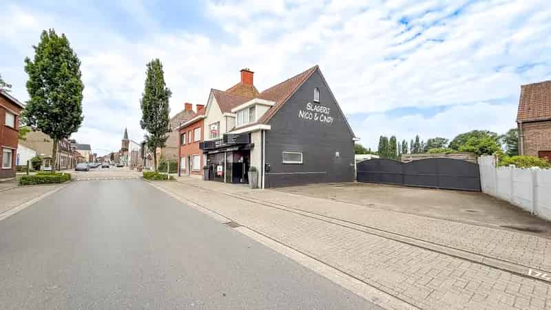 Huis te koop: Ruim handelspand met 4 slaapkamers, winkel en parking