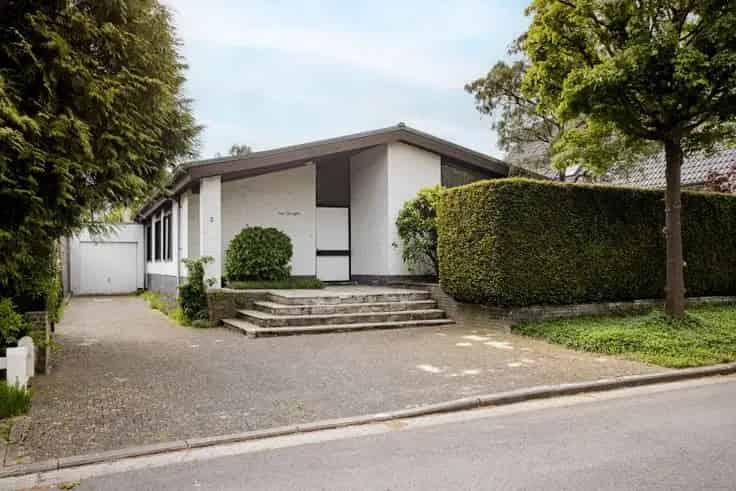 Villa Te Koop: Authentieke Jaren 60 Bungalow
