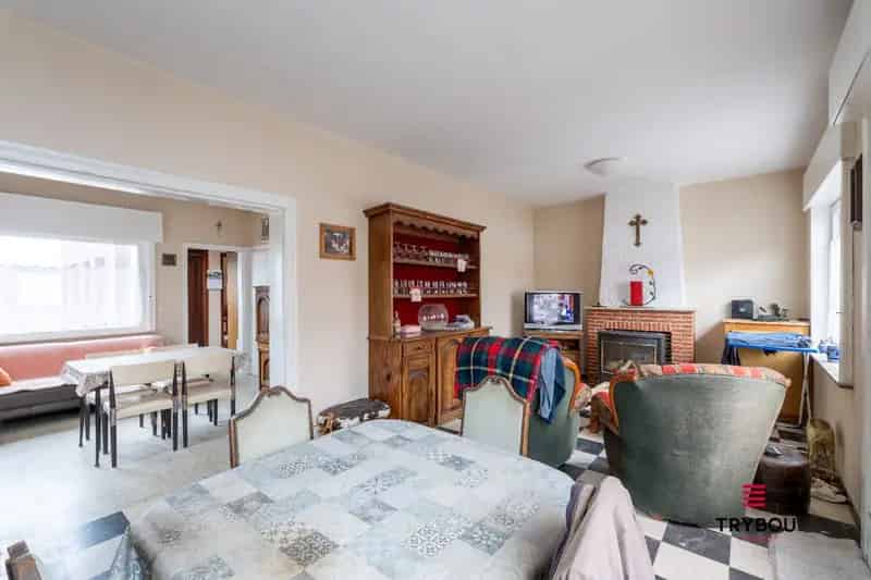 Huis te huur met loods en 4 garages