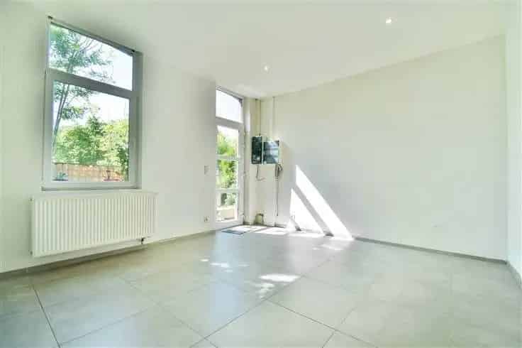 Huis te Koop: Ruime woning met grote zolder in rustige buurt
