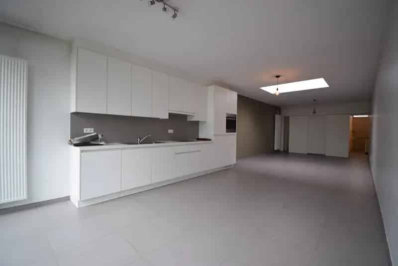 NETTE RIJWONING MET AUTOSTANDPLAATS