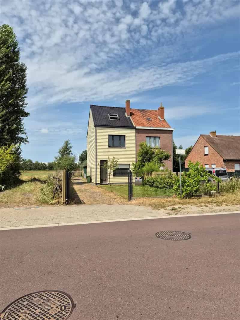 Huis te koop Oostakker: Te renoveren woning met paardenstal