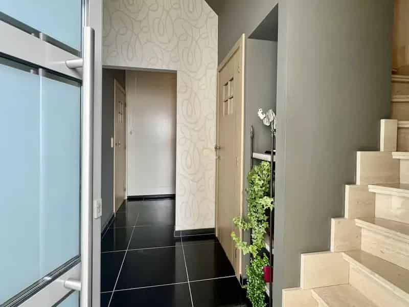 Luxueus Huis te Huur Nabij Scholen en Station