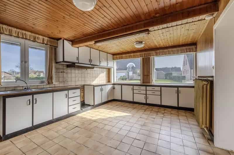 Huis te huur Kasterlee: Op te frissen woning met 2 garages