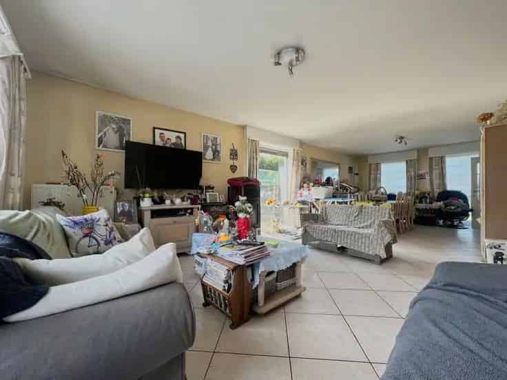 Huis Te Koop: Lichtrijke gezinswoning met 2 garages en tuin
