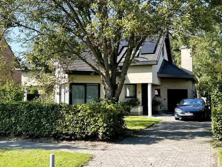 Huis Te Koop Brasschaat: Moderne woning met tuin