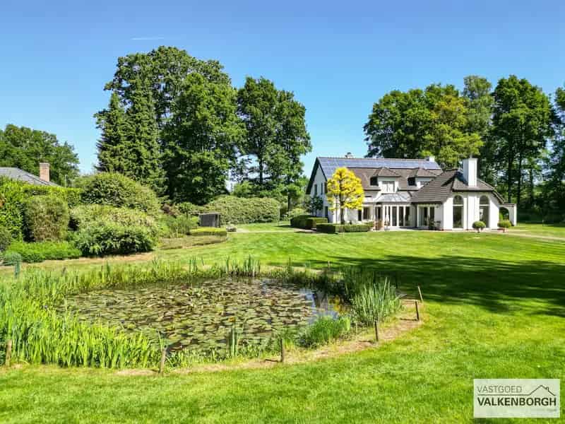 Huis te huur - Exclusieve villa met 4 slaapkamers en grote tuin