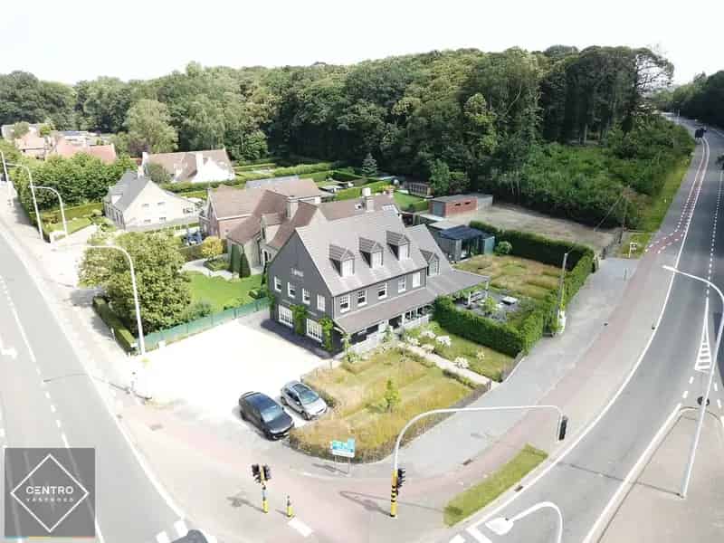 Handelshuis Oostkamp 538m2 - Polyvalente Ruimtes - 5 Slaapkamers