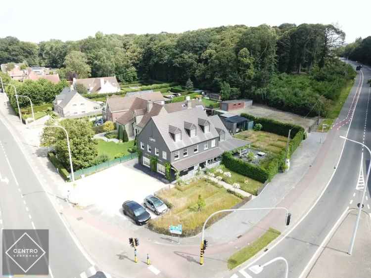 Recent (Bj. 2016) Mi CASA - HANDELSHUIS (538m2), voorzien van grote polyvalente ruimten (vrij beroep, toonzaal, horeca, B&B, ...), 5/6 slaapkamers, 4 badkamers, kelder (114m2), ... Op hoek- en zichtlocatie te Oostkamp.