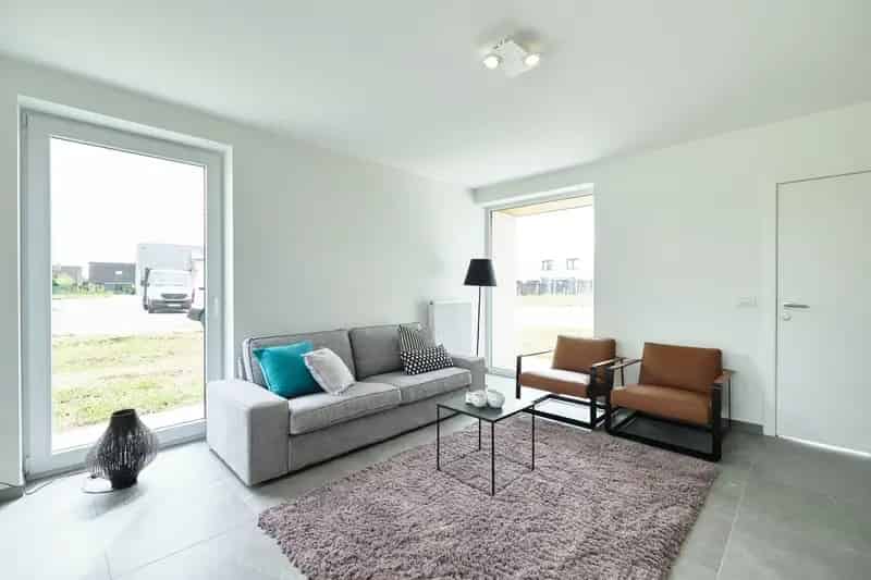 Twee halfopen bebouwingen te Dottignies met grote tuin