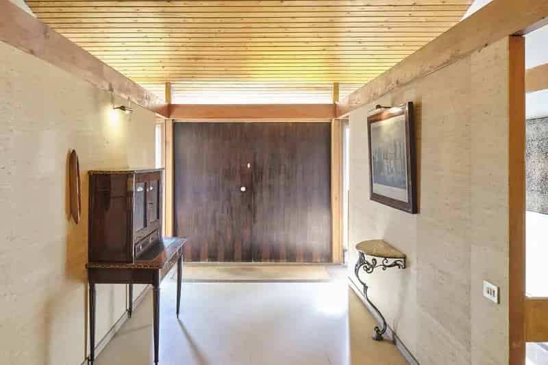 Villa L te koop: Moderne architectuur, ruimte en potentieel voor vrij beroep