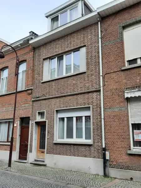 Centraal gelegen karaktervolle rijwoning met 4 SLK en tuin