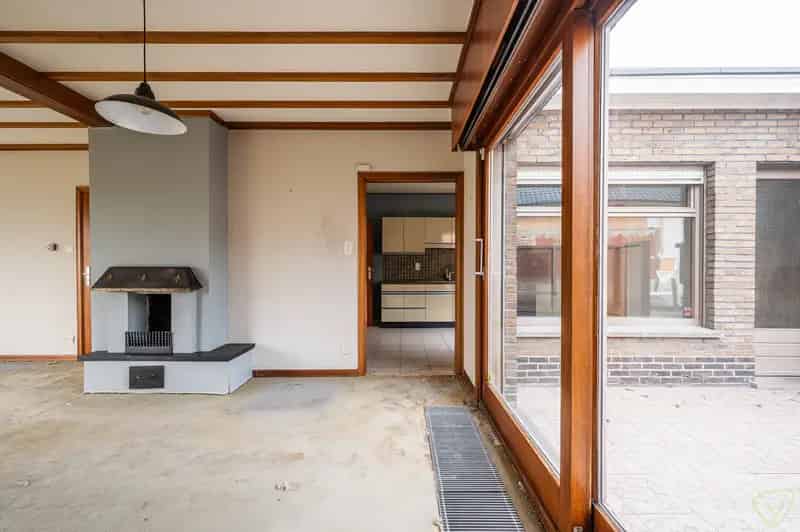 Huis te koop Oosteeklo: Ruime woning te renoveren
