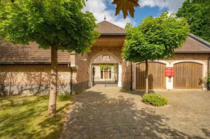 Villa te Koop Rustig Gelegen Ruim Perceel Dubbele Garage