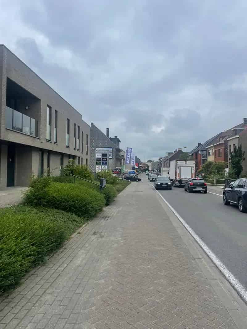 Te Huur: Winkelruimtes 800m² en 650m²