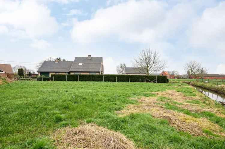 Af te werken woning op een rustig en door groen omgeven locatie!