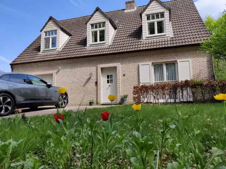 Huis Te Koop Zoersel: Ruime Villa met 4 Slaapkamers en Tuin