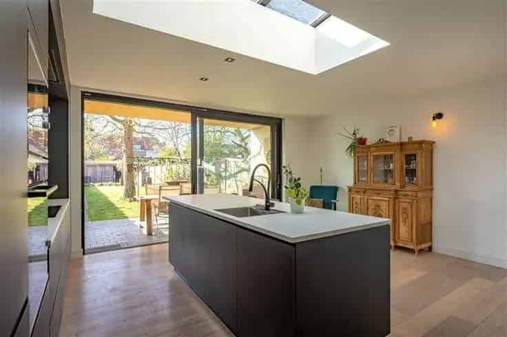 Huis Te Koop Schoten: 3 Slaapkamers, Tuin en Oprit