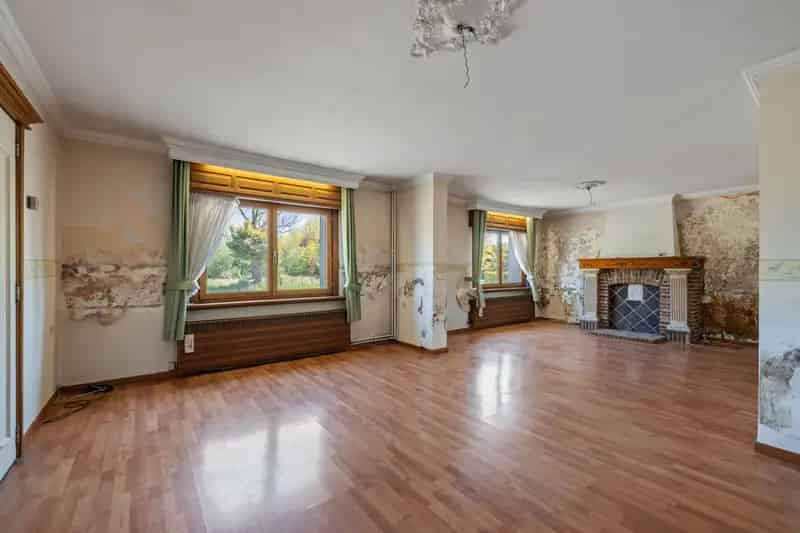 Huis te huur Moerbeke: Ruime woning met garage atelier en bouwgrond