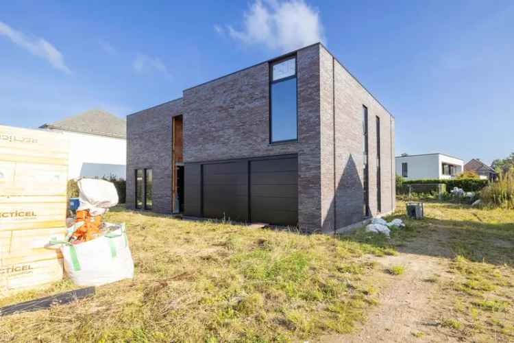 Te koop moderne villa met 4 slaapkamers en kantoor