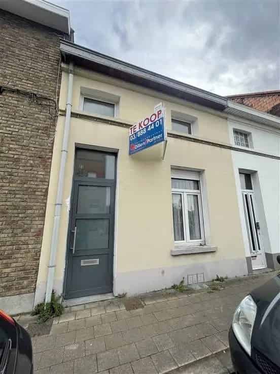 Te renoveren woning met terras Boom