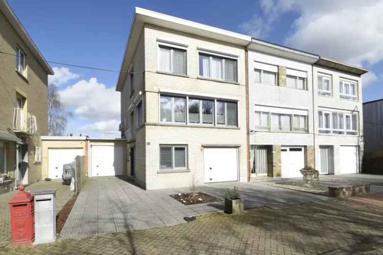 Huis te koop in Zwijndrecht met 2 garages en zonnige tuin