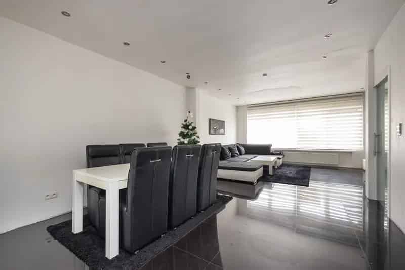 Ruime gerenoveerde woning met garage